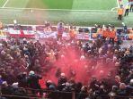 fan-liverpool-melemparkan-bom-asap-ke-arah-tribune-suporter-chelsea.jpg