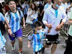 fans-argentina-menyambut-kedatangan-lionel-messi-di-beijing-china.jpg