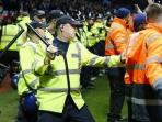 fans-aston-villa-rusuh_20150309_125528.jpg