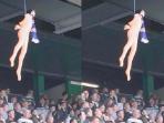 fans-celtic-fc-gantung-boneka-dengan-hiasan-syal-rangers-saat-derbi-old-firm_20160914_013256.jpg