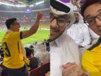 fans-ekuador-gesek-uang-di-depan-suporter-qatar-saat-tuan-rumah-takluk-0-2-atas-ekuador.jpg