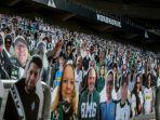 fans-gladbach-siasati-larangan-tanpa-penonton-bundesliga-dengan-patung-kardus.jpg