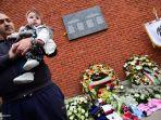 fans-juventus-berdiri-di-depan-daftar-korban-tragedi-heysel.jpg
