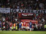 fans-manchester-united-memasang-spanduk-protes-glazers.jpg