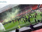 fans-manchester-united-merusuh-di-stadion-old-trafford.jpg