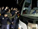 fans-valencia-acungkan-jari-tengah-ke-gary-neville_20160208_164433.jpg