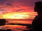 farah-quinn-tengah-menikmati-keindahan-sunset-di-uluwatu-bali_20160314_195955.jpg
