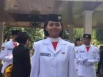 fariza-putri-salsabila-pembawa-baki-bendera-pusaka_20170817_122254.jpg