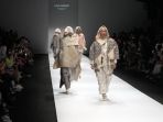 fashion-show-busana-muslim-karya-lala-hanafi-di-jfw-2019_20191026_221754.jpg