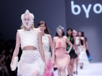 fashion-show-karya-byo-pada-ajang-jfw-2017_20161024_160114.jpg