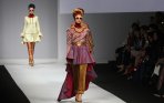 fashion-show-koleksi-dian-pelangi-di-jfw-2015_20141102_183227.jpg