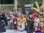 fashion-show-sanggar-humaniora-menampilkan-busana-unik-dan-kreatif-dari-pengelolaan-limbah.jpg