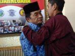 fauzi-kades-terpilih-batur-banjarnegara-pelukan-dengan-bu.jpg