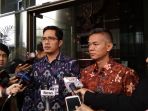 febri-diansyah-kiri-bersama-komisioner-kpu-wahyu-setiawan_20181107_171423.jpg