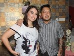 feby-febiola-dan-frangky-sihombing-pesen-gaun-pengantin_20151204_163143.jpg