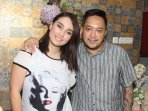 feby-febiola-dan-frangky-sihombing-pesen-gaun-pengantin_20151204_163200.jpg