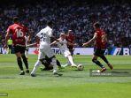federico-valverde-tengah-menendang-bola-melewati-bek-mallorca-antonio-raillo.jpg