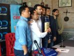 fedi-nuril-bersama-tim-produksi-saat-jumpa-pers-film-ayat-ayat-cinta_20170308_182613.jpg