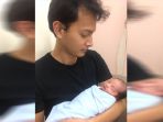 fedi-nuril-menggendong-anak-pertamanya_20161209_183944.jpg