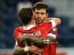 fedor-smolov-berpelukan.jpg