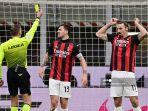 feferee-italia-paolo-valeri-memberikan-kartu-kuning-ac-milan-zlatan-ibrahimovic.jpg
