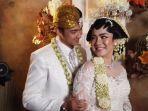 feli-dan-hito-nampak-menggunakan-pakaian-pernikahan-adat-jawa.jpg