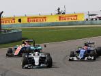 felipe-nasr-lewis-hamilton-rio-haryanto_20160418_081338.jpg