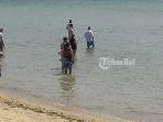fenomena-puluhan-hiu-di-pantai-peninsula-nusa-dua-jadi-tontonan-wisatawan.jpg