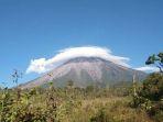 fenomena-topi-awan-yang-langka-muncul-di-puncak-gunung-semeru.jpg