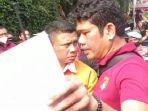 ferdy-sambo-menatap-sinis-wartawan-saat-ditanyakan-apakah-mengaku-bersalah-atau-tidak.jpg