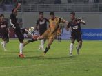 fernando-rodriguez-ortega-dihadang-pemain-psm_20181009_111248.jpg