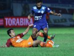 ferry-aman-saragih-rebut-bola-hendra-ridwan_20160823_161457.jpg