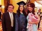 ferry-juan-dan-zarima-mirafsur-hadiri-graduation-niquita-juan_20171212_111741.jpg