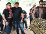 Ferry Maryadi Terisak Saat Azankan Jenazah Ibunya di Liang Lahat