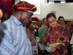 ferry-mursyidan-baldan-serahkan-sertifikat-tanah-untuk-warga-papua_20160624_090824.jpg