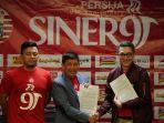 ferry-paulus-resmikan-apparel-baru-persija.jpg