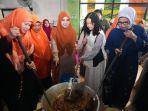 fery-farhati-dan-mutiara-baswedan-kunjungi-sentra-oleh-oleh-sanjai-balado-ummi-aufa-hakim.jpg