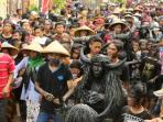 festival-kebo-keboan-banyuwangi-dipadati-oleh-ribuan-penonton_20161003_180033.jpg