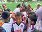 firman-utina-sedang-membubuhkan-tandatangannya.jpg