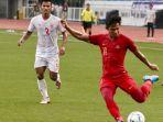 firza-andhika-menggiring-bola-mencoba-melewati-hadangan-pemain-myanmar.jpg