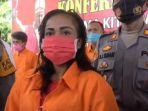 fitriani-alias-evi-mengenakan-pakaian-tahanan-karena-membakar-tig.jpg
