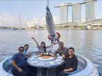 floating-donut-di-marina-bay2.jpg