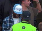 floyd-mayweather-jr-hadir-di-antara-ribuan-penonton-messi.jpg