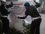 foto-anggota-denpom-ix3-denpasar-membongkar-papan-kepemilikan-lahan.jpg
