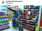 foto-biker-nyeleneh-bergaya-di-minimarket_20170331_152209.jpg