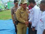 foto-bupati-rohul-sukiman-yang-membawa-senjata-air-softgun.jpg