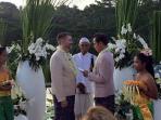 foto-diduga-pernikahan-sesama-jenis-di-bali_20150918_130916.jpg
