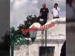 foto-dua-orang-remaja-yang-naik-hingga-ke-bagian-atas-plengkung-kraton-yogyakarta_20170711_213101.jpg