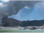foto-erupsi-gunung-berapi-di-white-island-selandia-baru-pada-senin-9122019-siang-waktu-setempat.jpg