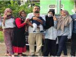 foto-indah-halimah-putri-dua-dari-kanan-dan-suaminya-rizki-wahyudi-kanan-semasa-hidup.jpg